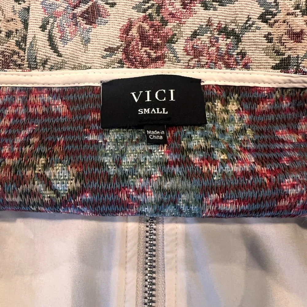 Floral Zip-Up Women’s Top - Picture 3 of 4